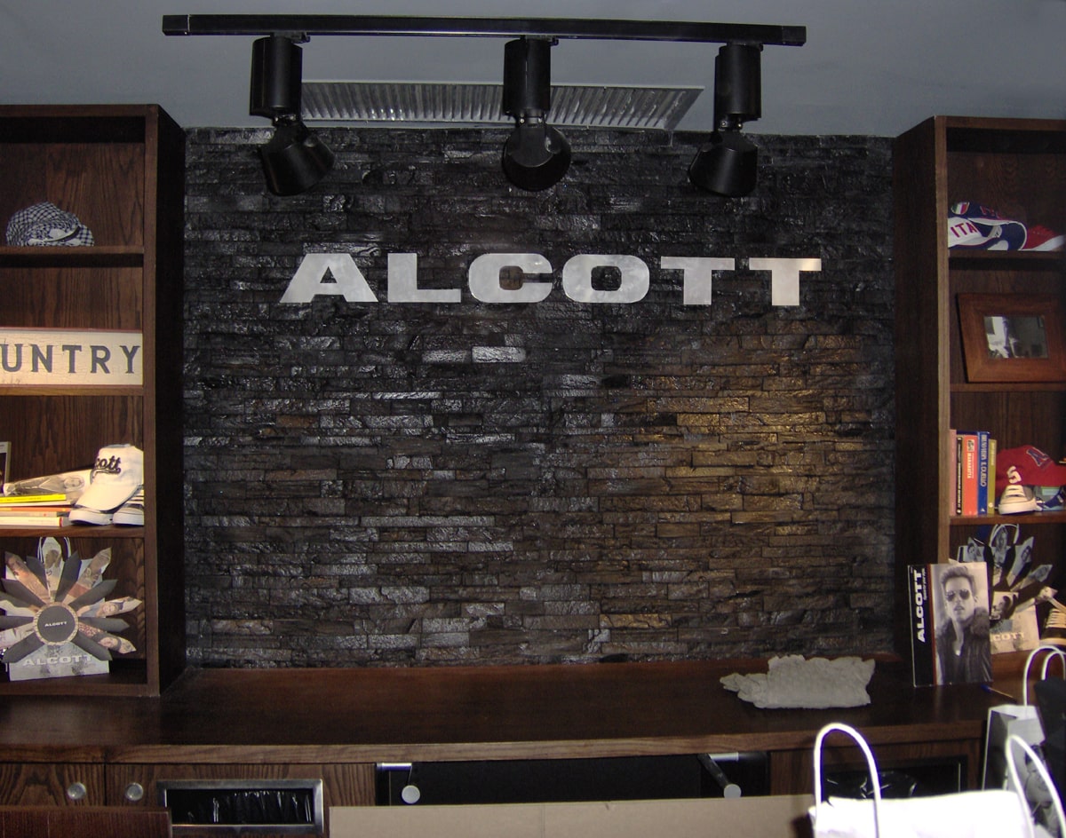 alcott-scaglia-nero-min.jpg